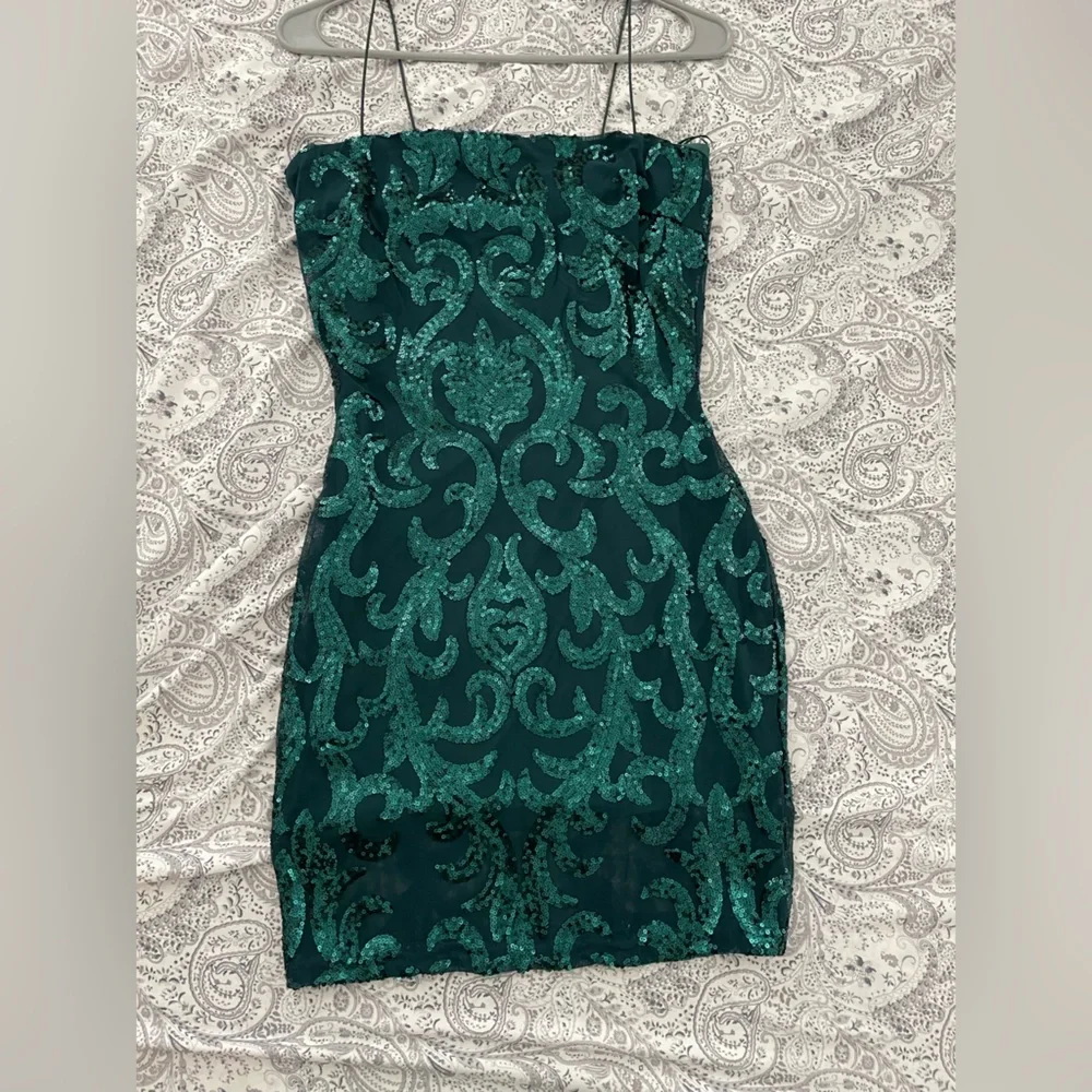 Windsor Live It Up Sequin Mini Dress, Color: Emerald green, Size: Medium - Picture 1 of 3